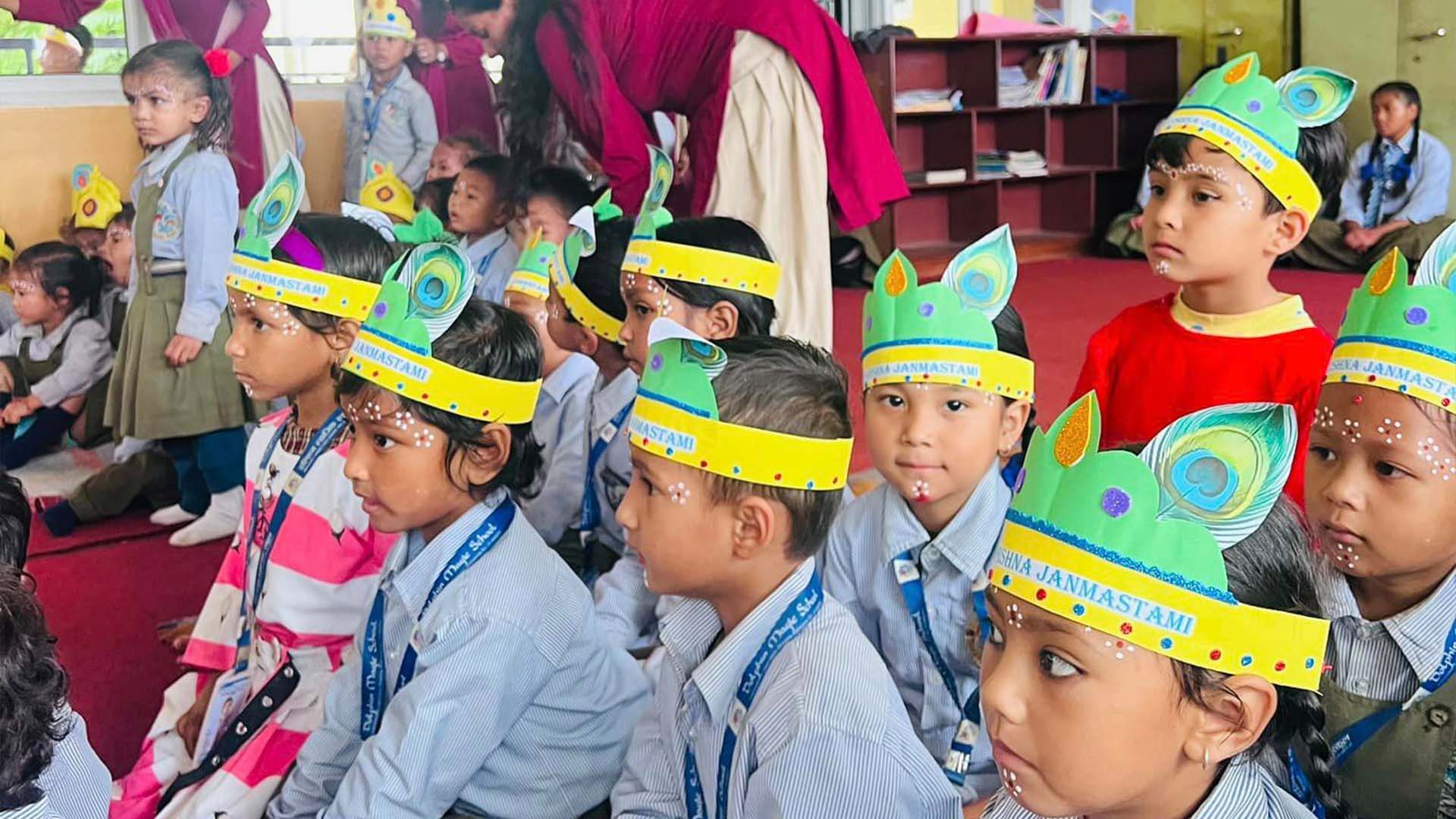 Mehrere Kinder sitzen nebeneinander